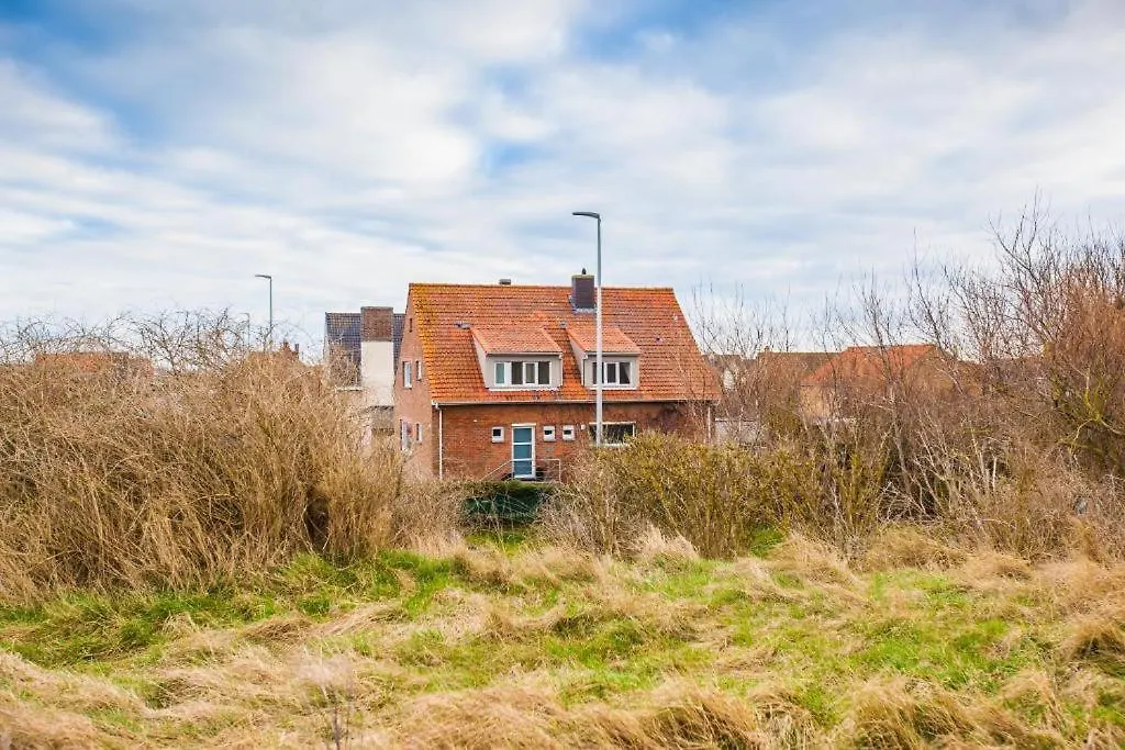 Dom wakacyjny Villa In Front Of The Sea With Natural Swimming Pond Ostenda